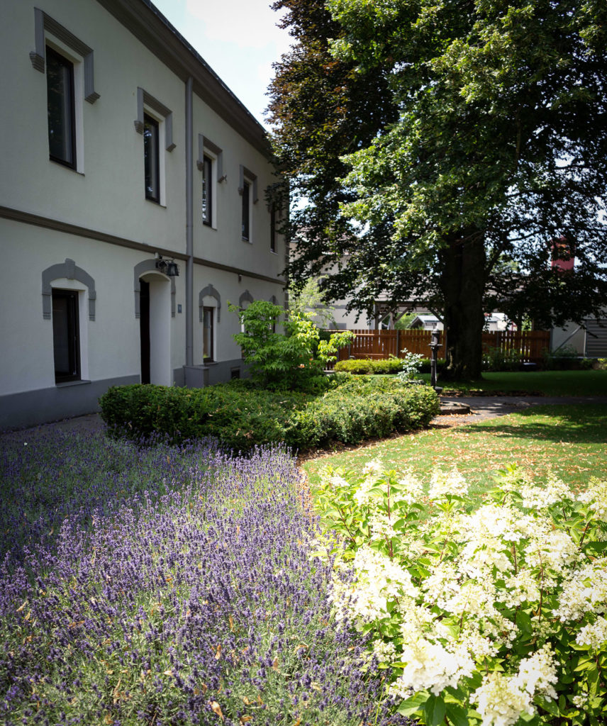 Das Kaschütz Gebäude mit Garten