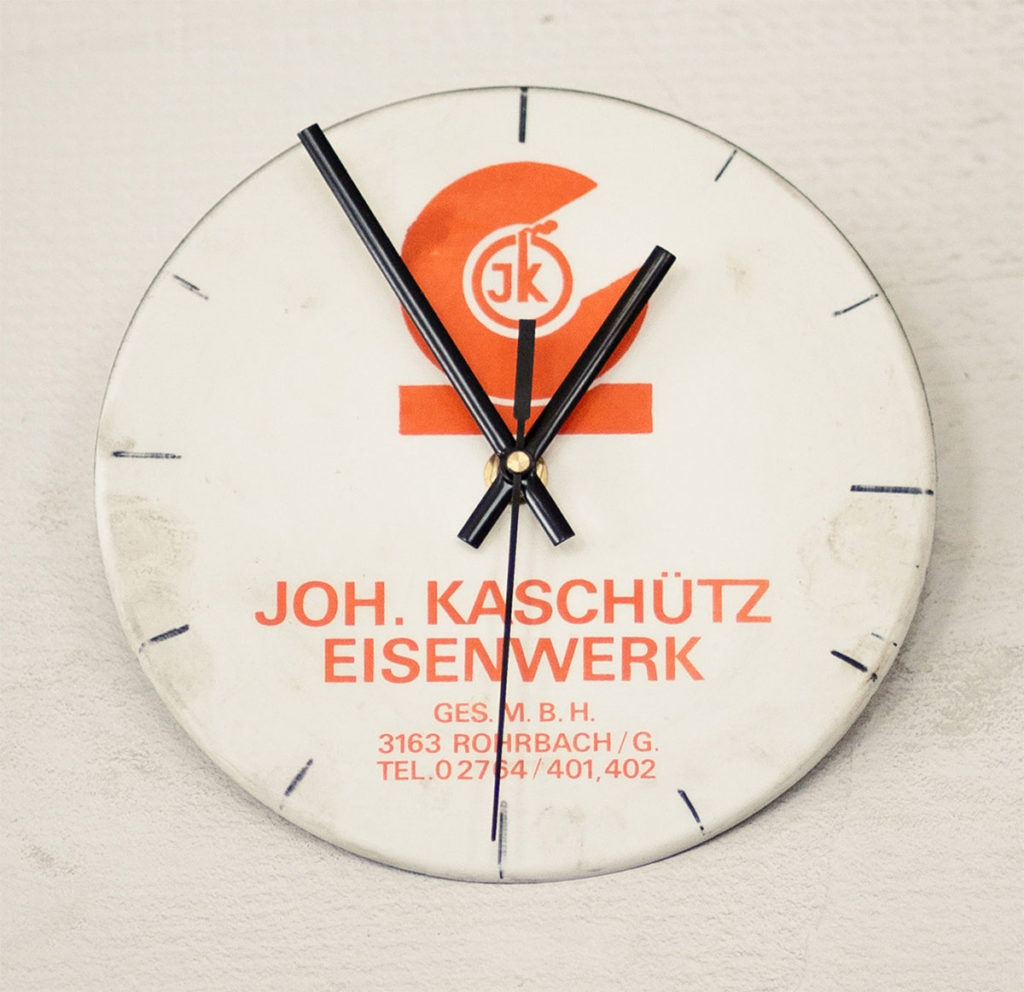 eine Ihr mit der Aufschrift Joh. Kaschütz Eisenwerk