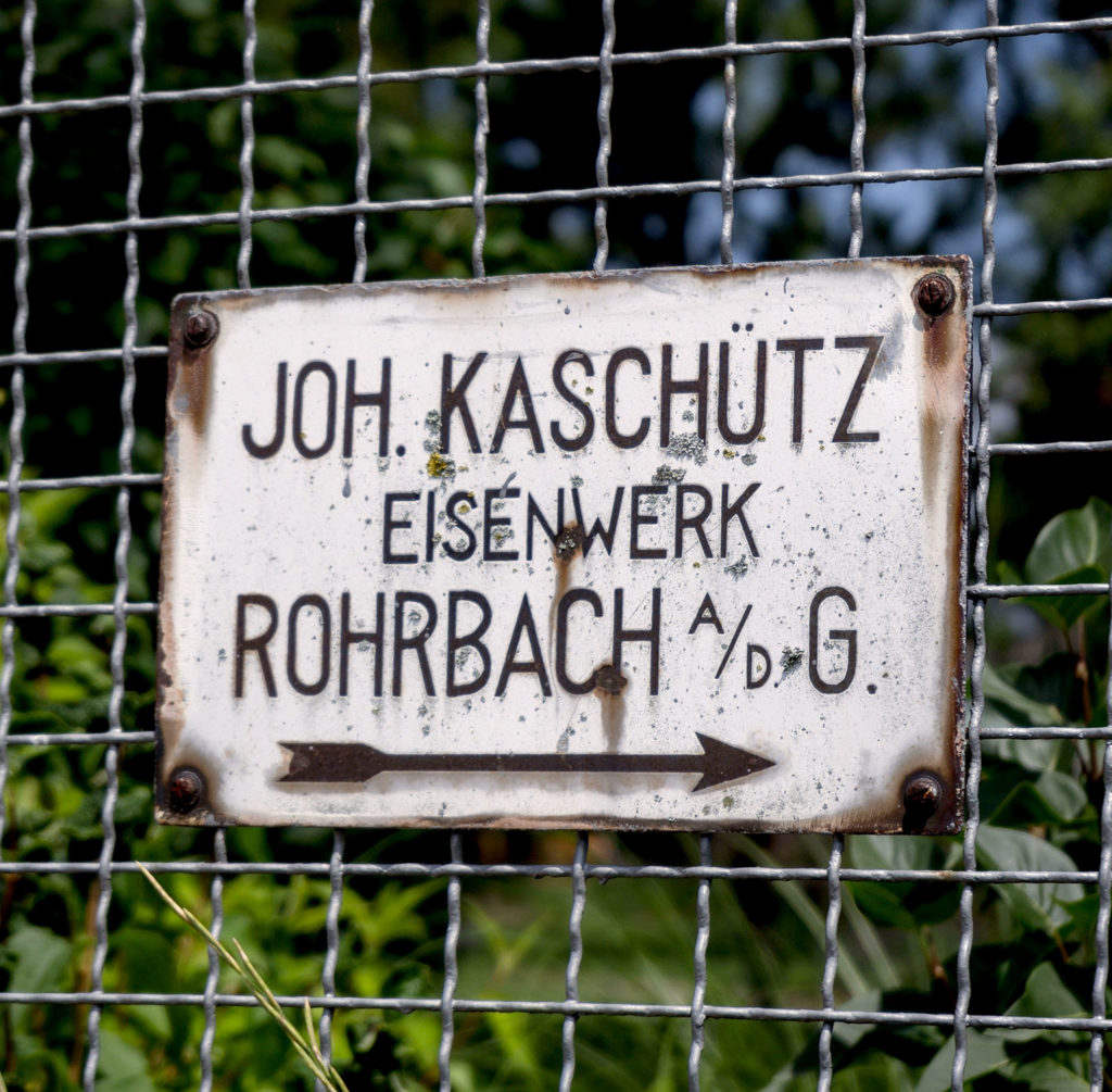 Kachütz Zaun mit einem Schild mit der Aufschrift Joh. Kaschütz Eisenwerk Rohrbach