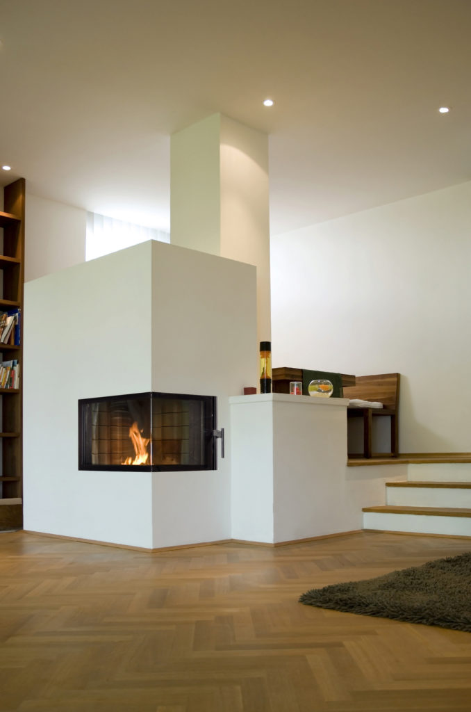 Wohnraum mit elegant eingebautem Ofen
