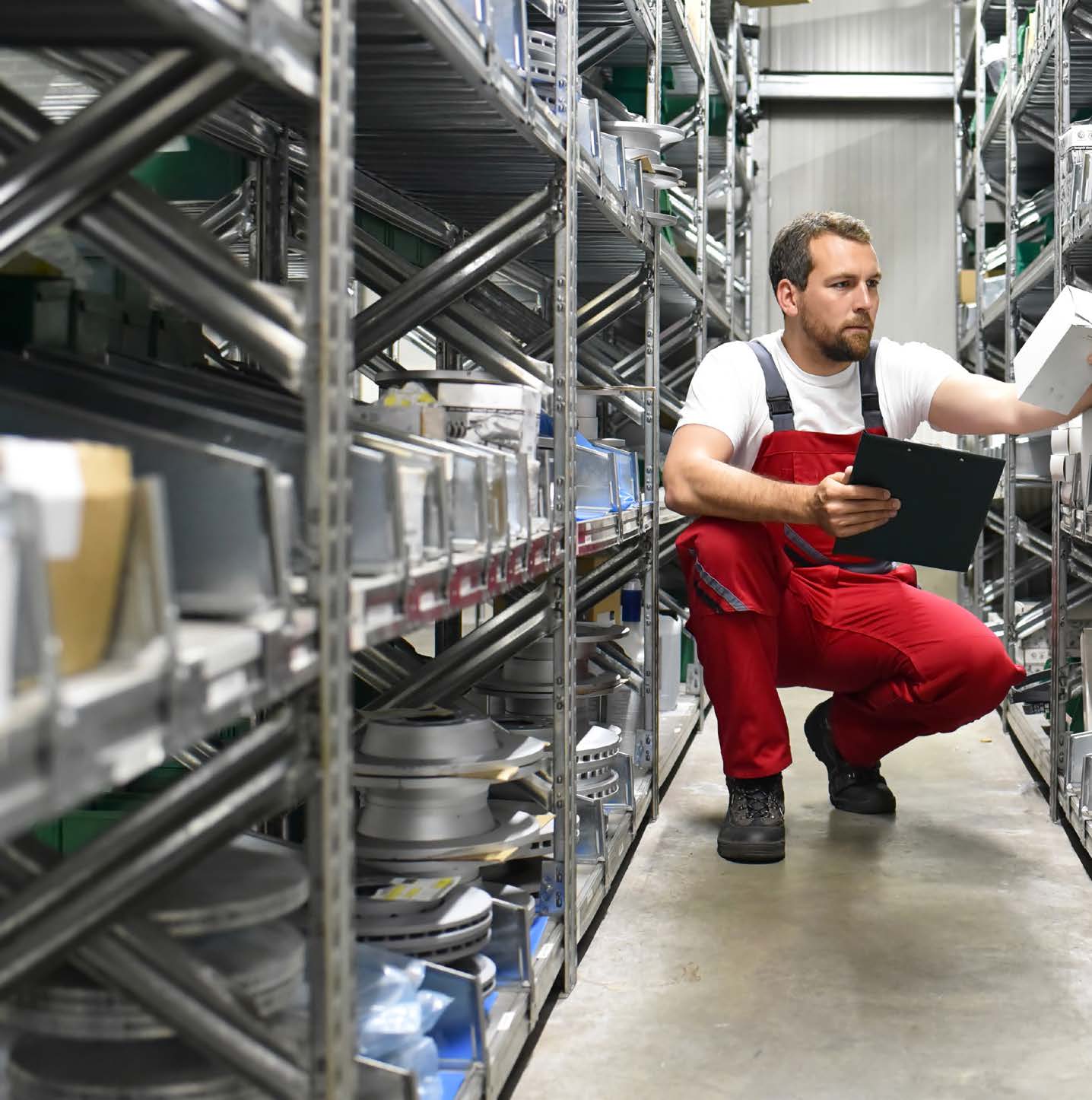 ein Mitarbeiter im Lager
